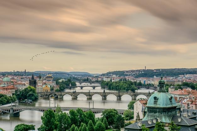 Hochwinkelansicht der Brücke über den Fluss in der Stadt gegen den bewölkten Himmel