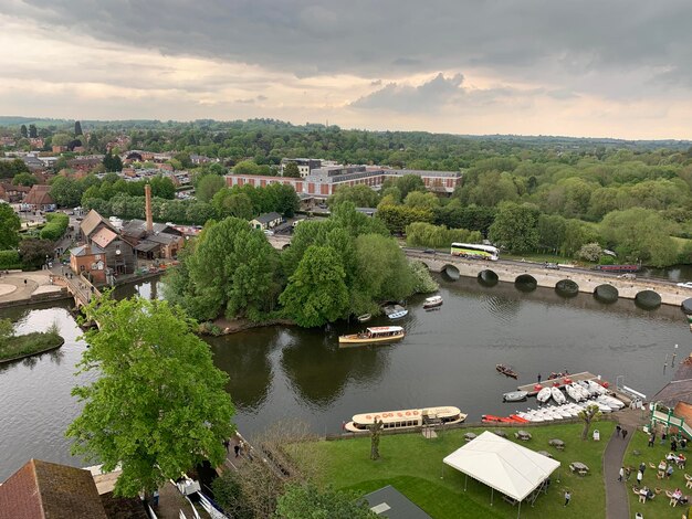 Hochwinkelansicht der Brücke über den Fluss in der Stadt gegen den Himmel