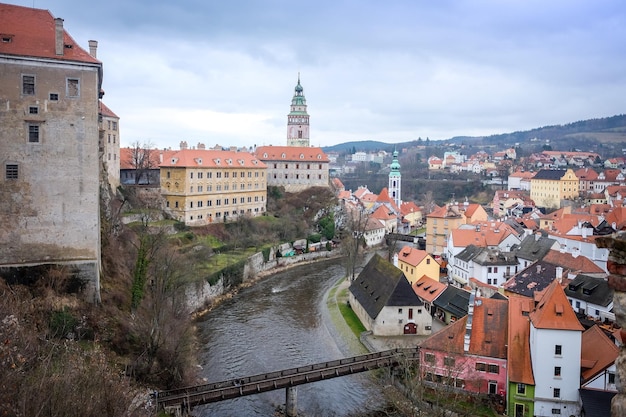 Hochwinkelansicht der Brücke über den Fluss inmitten der Stadt gegen den Himmel