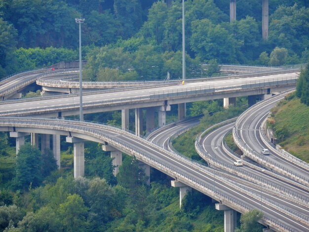 Foto hochwinkelansicht der brücke über die straße gegen die bäume