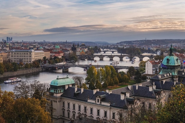Hochwinkelansicht der Brücken über den Fluss in der Stadt gegen den Himmel