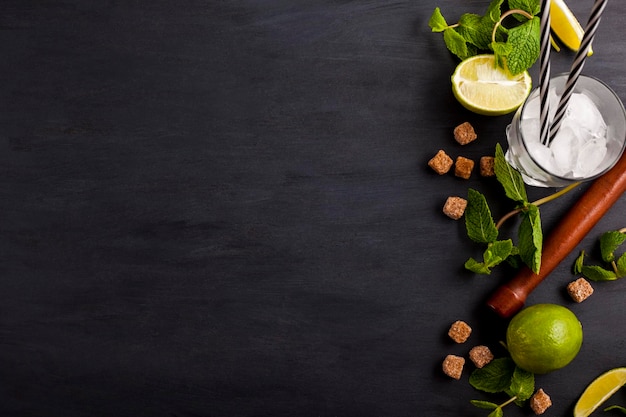 Foto hochwinkelansicht der cocktail-zutaten auf dem tisch