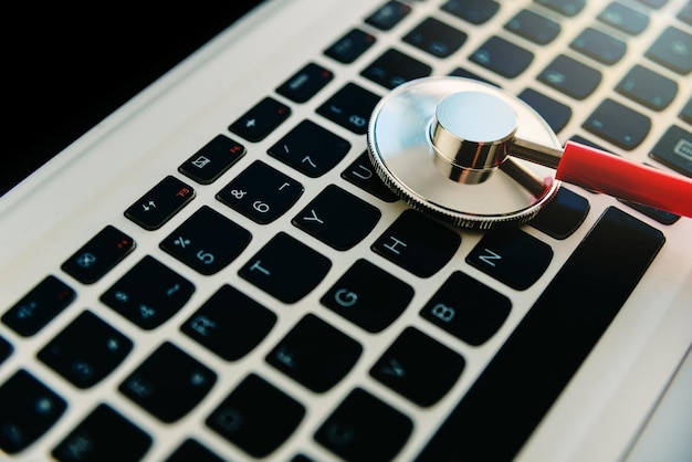 Hochwinkelansicht der Computertastatur auf dem Tisch
