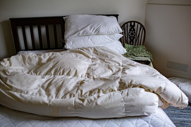 Foto hochwinkelansicht der decke auf dem bett zu hause