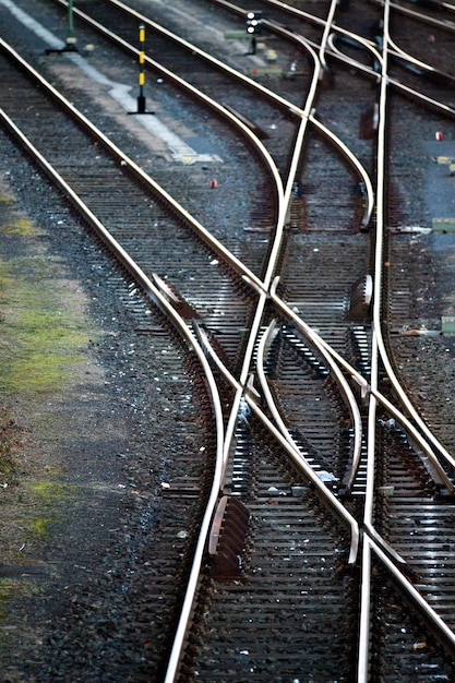 Foto hochwinkelansicht der eisenbahnkreuzung