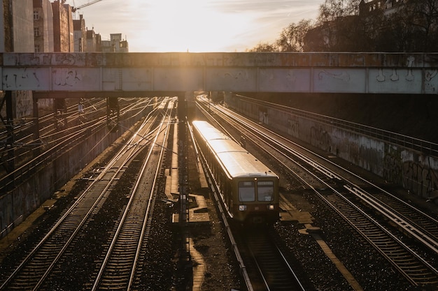 Hochwinkelansicht der Eisenbahnschienen bei Sonnenuntergang