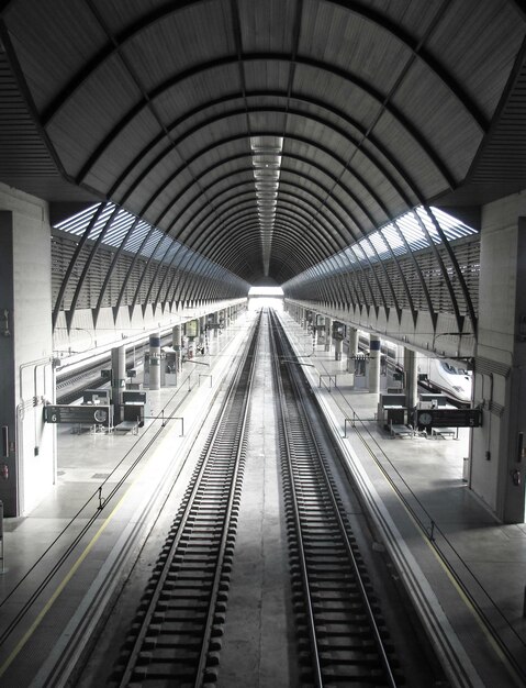 Foto hochwinkelansicht der eisenbahnschienen im bahnhof