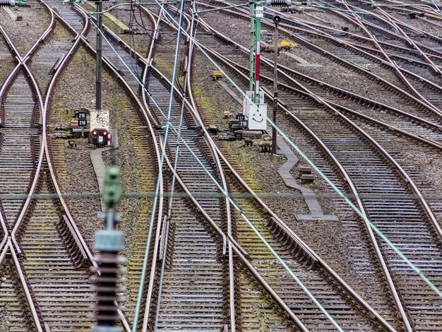 Foto hochwinkelansicht der eisenbahnschienen