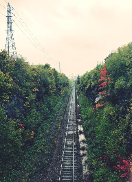 Foto hochwinkelansicht der eisenbahnschienen