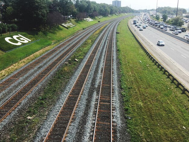 Foto hochwinkelansicht der eisenbahnschienen