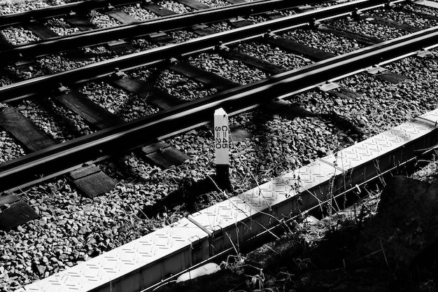 Foto hochwinkelansicht der eisenbahnschienen