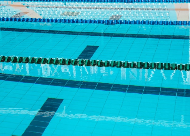 Hochwinkelansicht der Fahrbahnmarkierungen im Schwimmbad