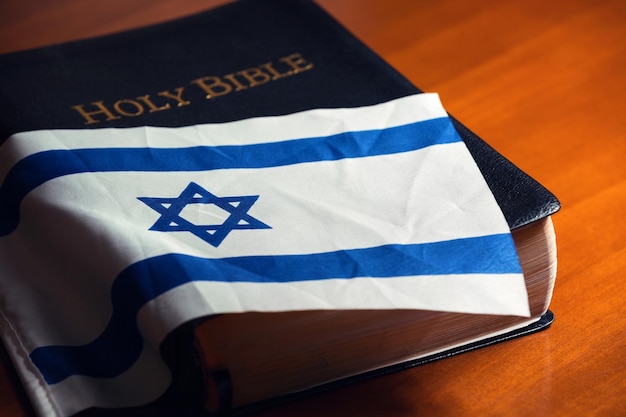 Hochwinkelansicht der Flagge und der Bibel auf dem Tisch
