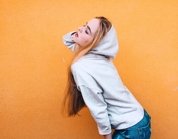 Hochwinkelansicht der Frau an der Wand