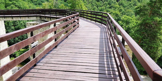 Foto hochwinkelansicht der fußgängerbrücke auf dem fußweg