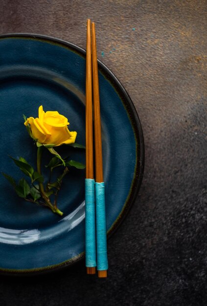 Foto hochwinkelansicht der gelben blume auf dem tisch