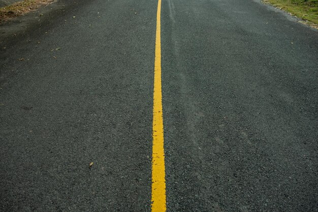 Foto hochwinkelansicht der gelben linien auf der straße