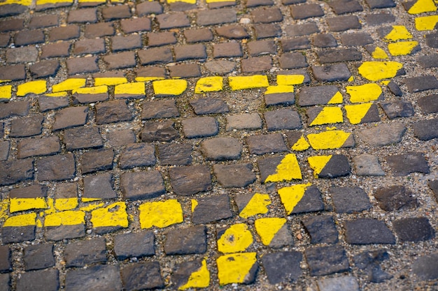 Foto hochwinkelansicht der gelben linien auf einer kopfsteinpflasterstraße