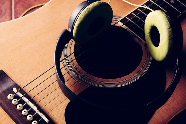 Foto hochwinkelansicht der gitarre auf dem tisch