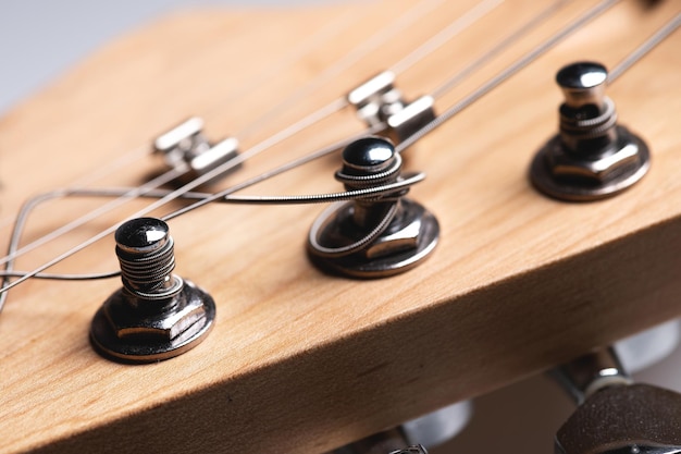 Hochwinkelansicht der Gitarre auf dem Tisch