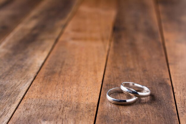 Hochwinkelansicht der Hochzeitsringe auf dem Tisch