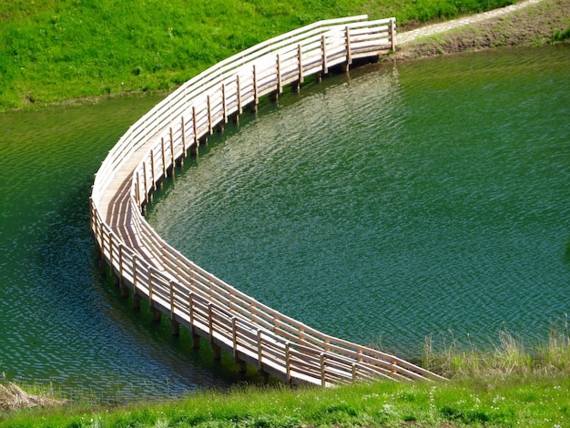 Foto hochwinkelansicht der hölzernen fußgängerbrücke über den fluss