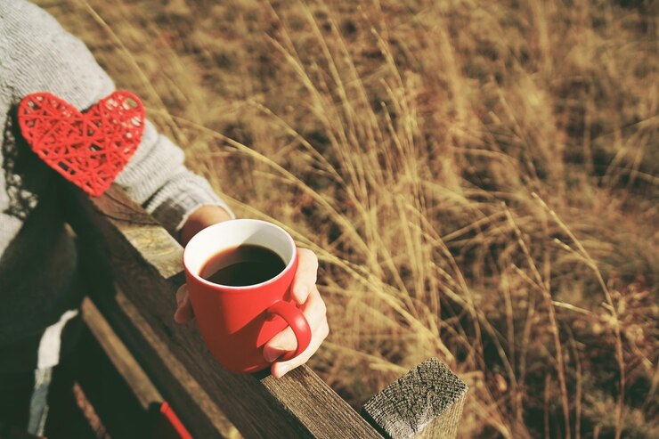 Foto hochwinkelansicht der kaffeetasse auf dem feld