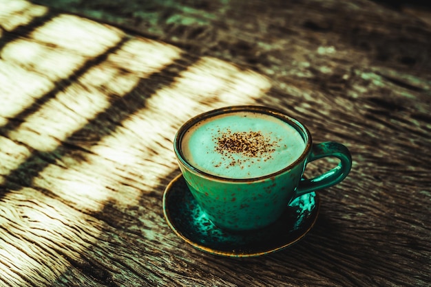 Foto hochwinkelansicht der kaffeetasse auf dem tisch