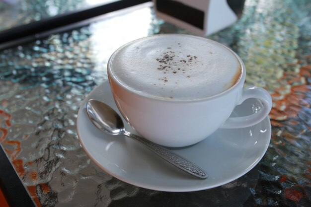 Foto hochwinkelansicht der kaffeetasse auf dem tisch