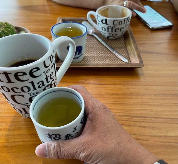 Foto hochwinkelansicht der kaffeetasse auf dem tisch