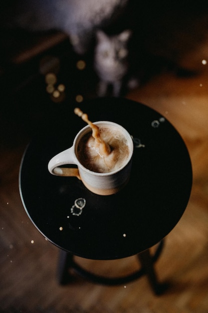 Hochwinkelansicht der Kaffeetasse auf dem Tisch