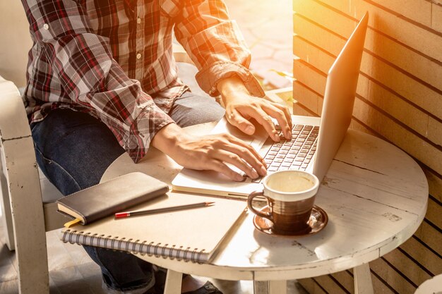 Hochwinkelansicht der Kaffeetasse auf dem Tisch