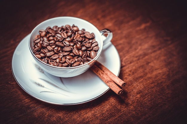 Hochwinkelansicht der Kaffeetasse auf dem Tisch