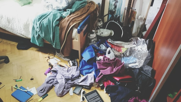 Hochwinkelansicht der Kleidung am Bett zu Hause