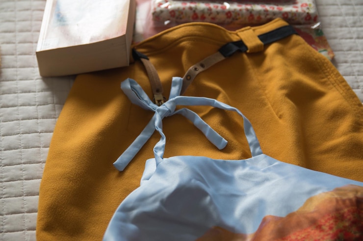 Foto hochwinkelansicht der kleidung auf dem bett