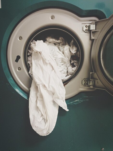 Foto hochwinkelansicht der kleidung in der waschmaschine