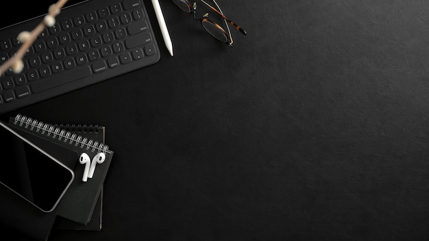 Hochwinkelansicht der Laptop-Tastatur auf dem Tisch