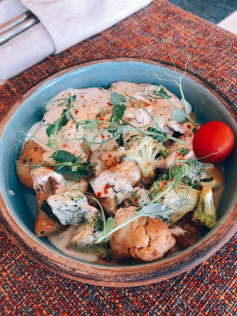 Foto hochwinkelansicht der mahlzeit, die in einer schüssel serviert wird