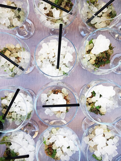 Foto hochwinkelansicht der mahlzeit im trinkglas