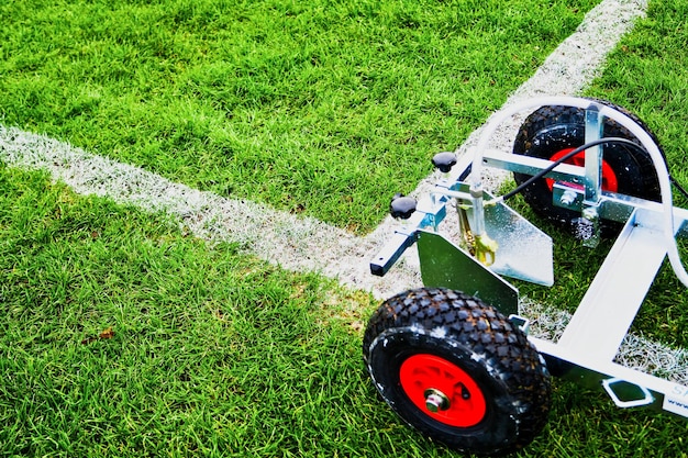 Hochwinkelansicht der Markierungsmaschine auf dem Fußballfeld