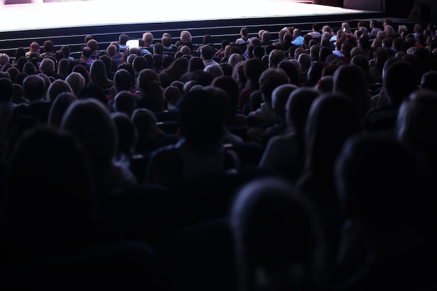 Hochwinkelansicht der Menschenmenge, die im Auditorium sitzt