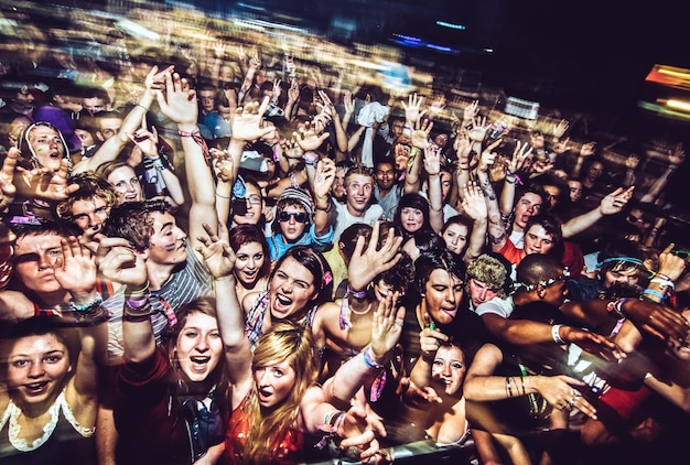 Foto hochwinkelansicht der menschenmenge in einem nachtclub