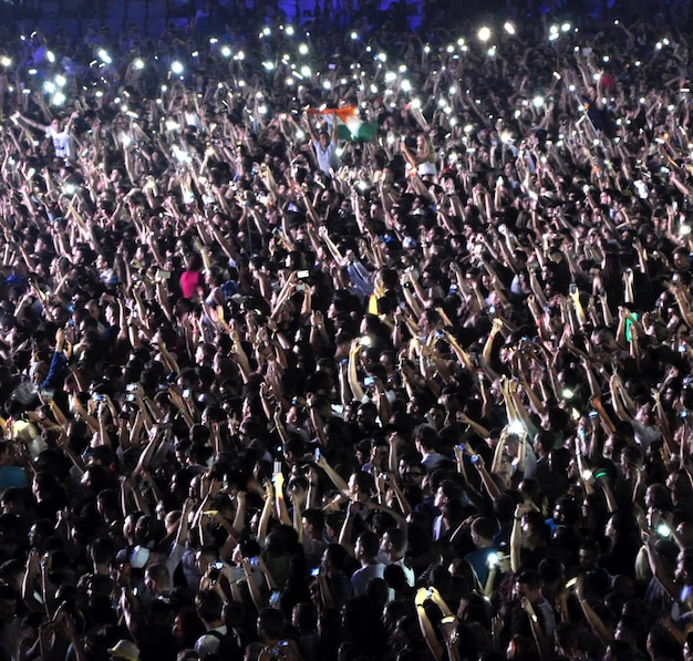 Foto hochwinkelansicht der menschenmenge während eines musikkonzerts