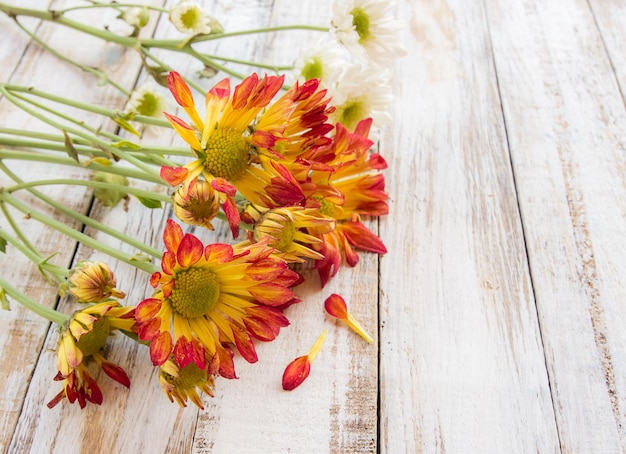 Hochwinkelansicht der Orangenblume auf dem Tisch