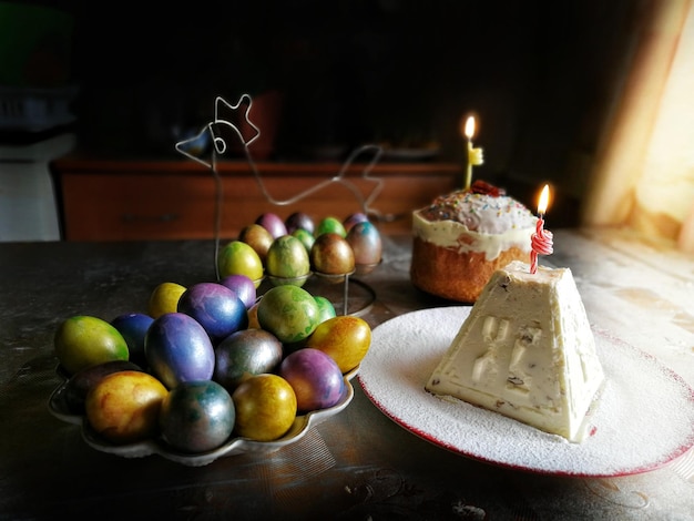 Foto hochwinkelansicht der osterdekorationen