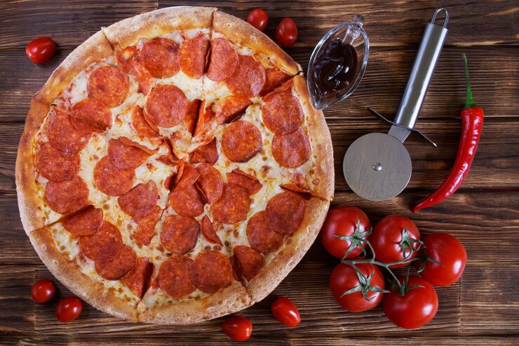 Foto hochwinkelansicht der pizza auf dem tisch