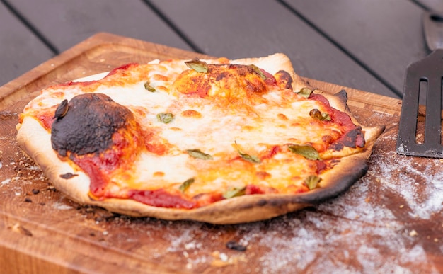 Foto hochwinkelansicht der pizza auf dem tisch