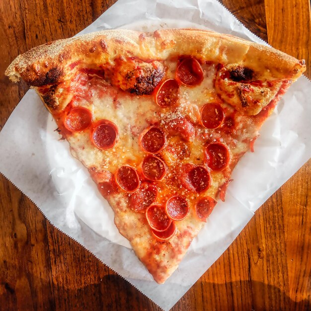 Hochwinkelansicht der Pizza auf dem Tisch