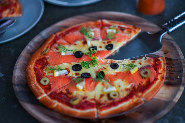 Hochwinkelansicht der Pizza auf dem Tisch