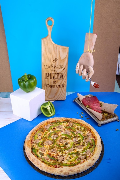 Foto hochwinkelansicht der pizza auf dem tisch